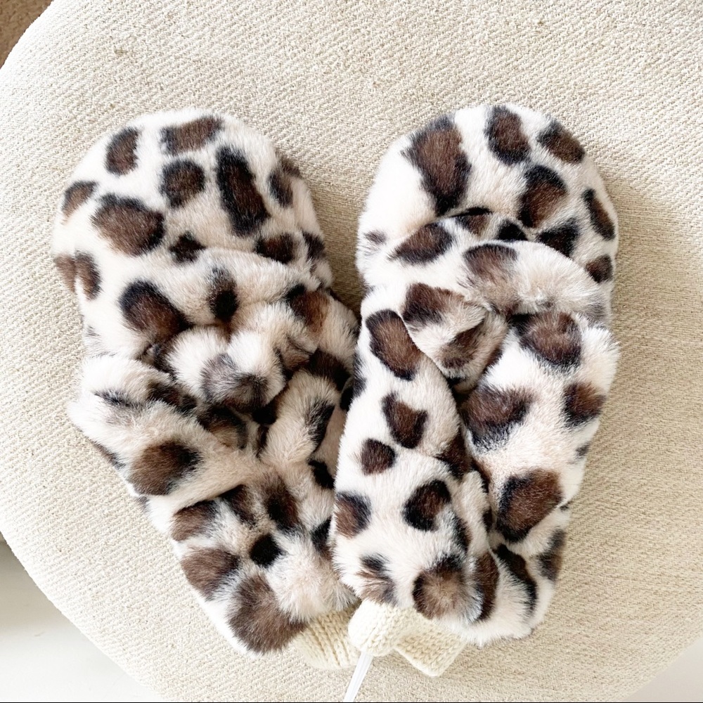 Urban Outfitters fuzzy leopard mittens - Picture 4 of 7